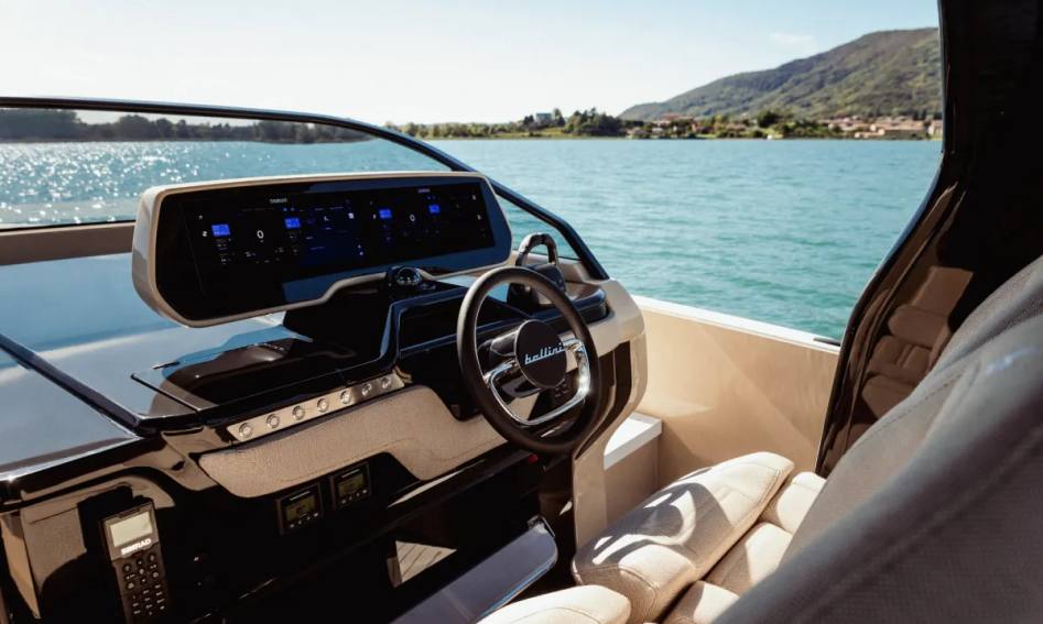 Bellini Astor 36 , Helm Station