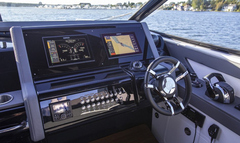 Cruisers 38 GLS I/O, Helm Station