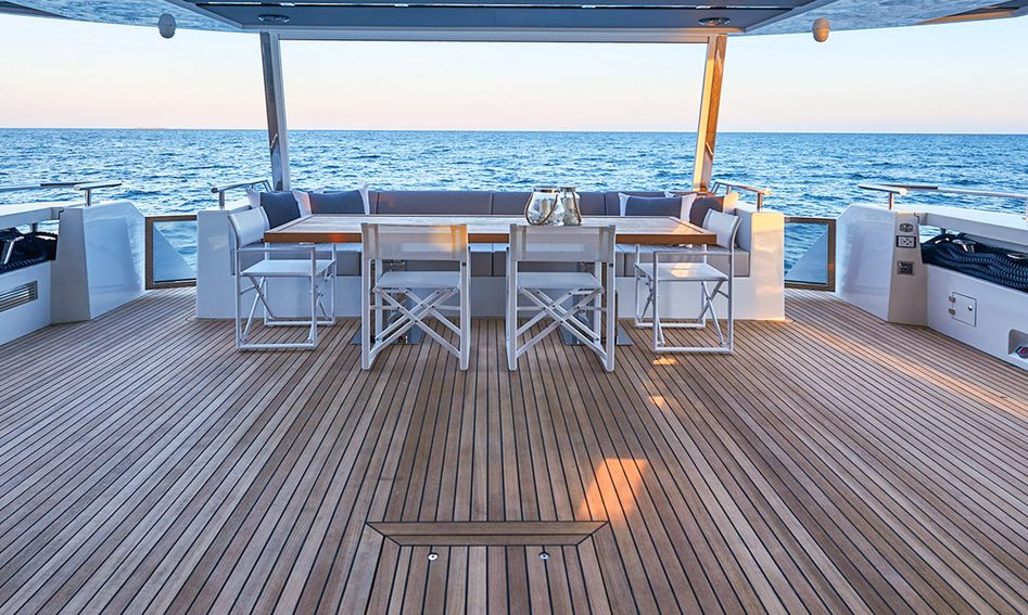 Astondoa 100 Century, Deck Area