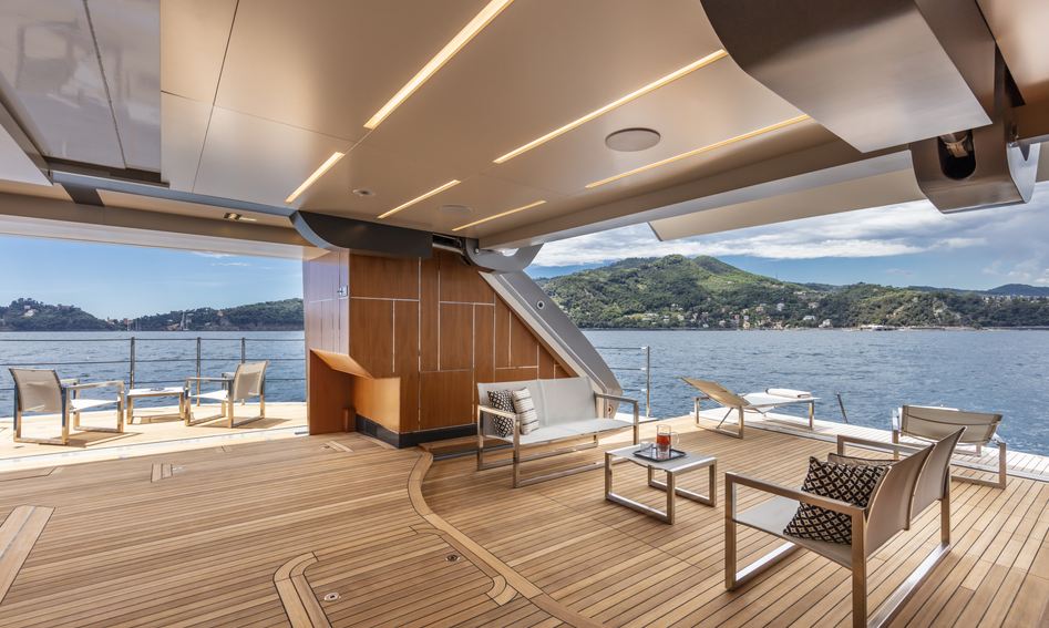 Pershing 140, Beach Club