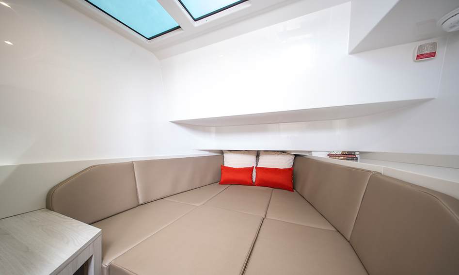 Cruisers 38 VTR, Accommodation