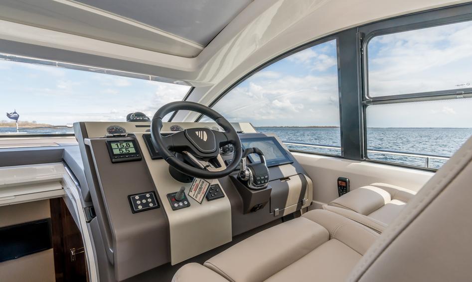 Fairline Targa 50 Open, Helm Station