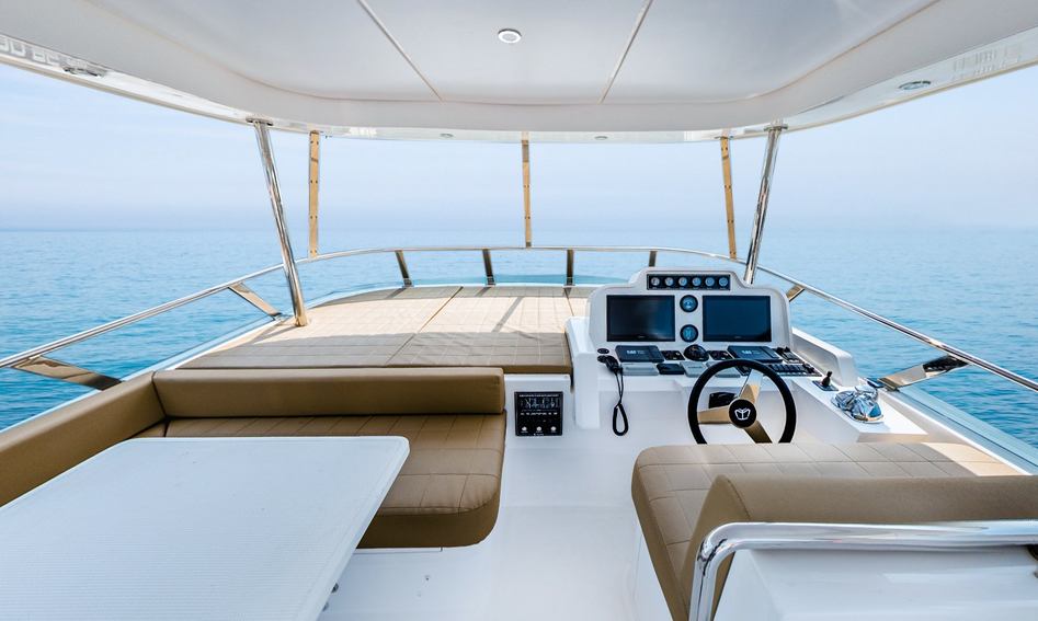 Gulf Craft Majesty 62 M, Helm Station