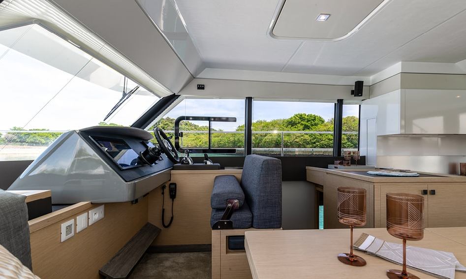 Fountaine Pajot MY5, Helm Station