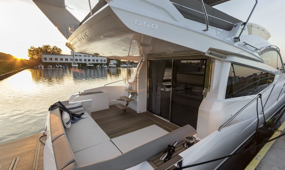 Galeon 550 Fly, Deck Area