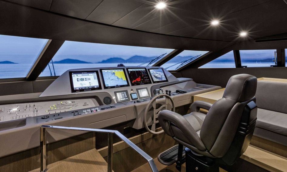 Ferretti 960, Helm Station