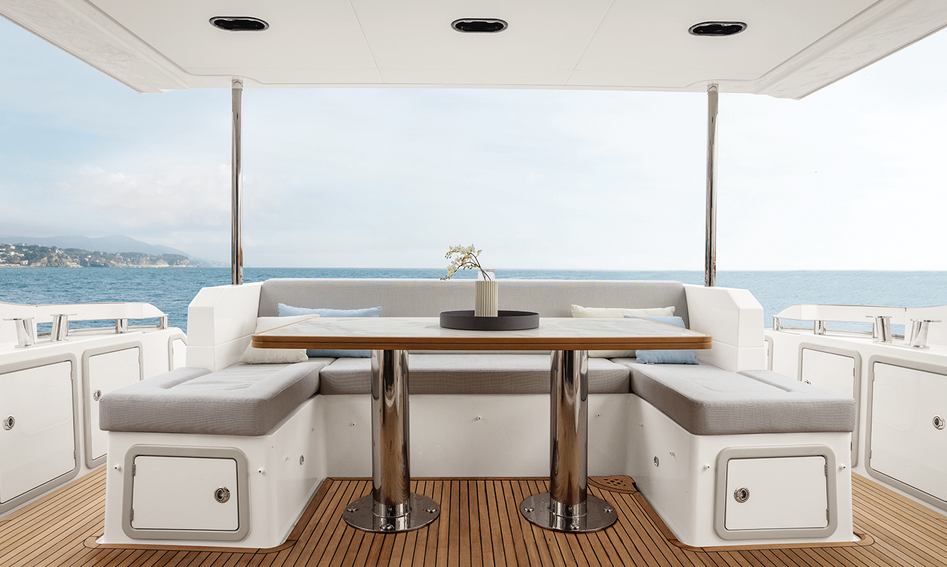 Azimut 66 Gen 2, Deck Area