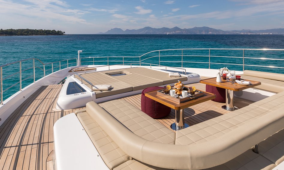 Gulf Craft Majesty 100 Mk1, Deck Area