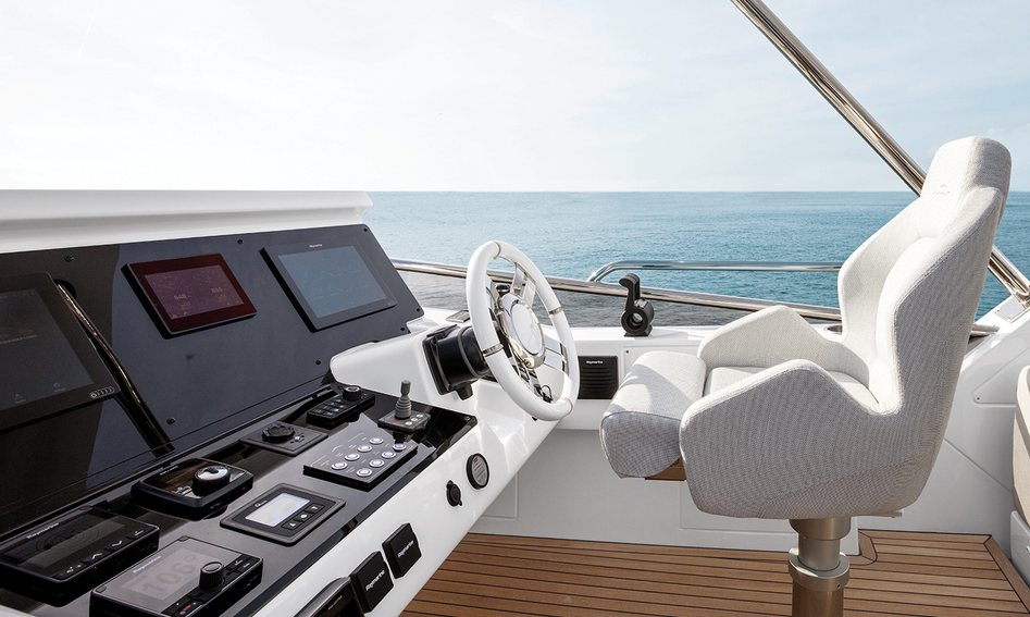 Azimut 66 Mk2, Helm Station