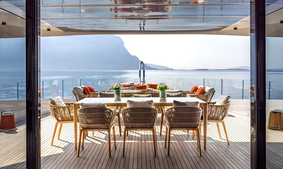 Columbus Atlantique 47, Deck Area