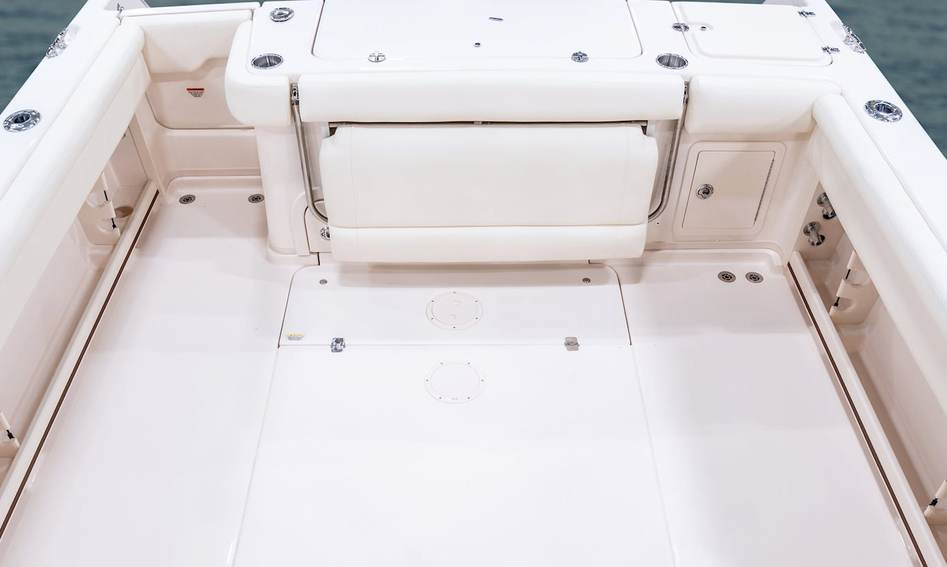 Grady-White Marlin 300, Deck Area