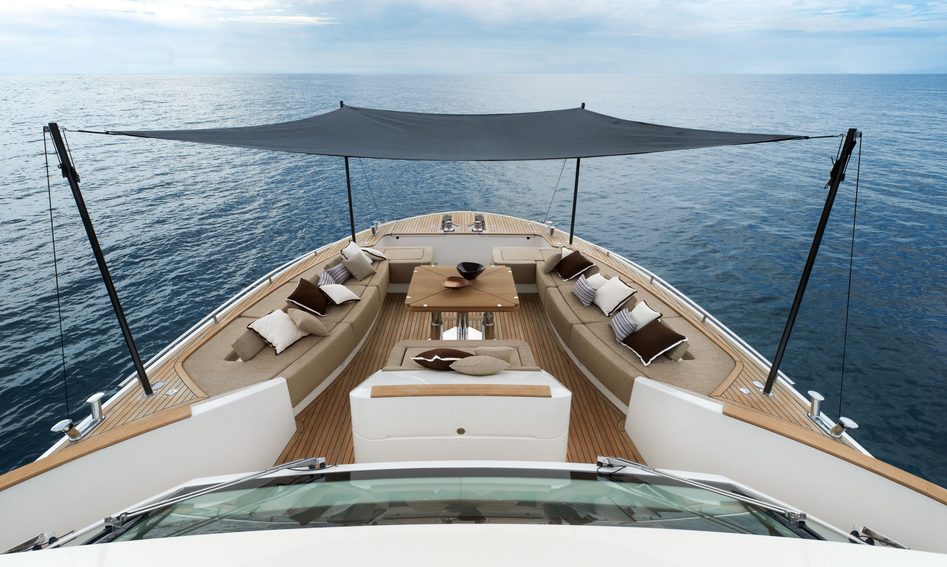 Monte Carlo Yachts MCY 86, Deck Area