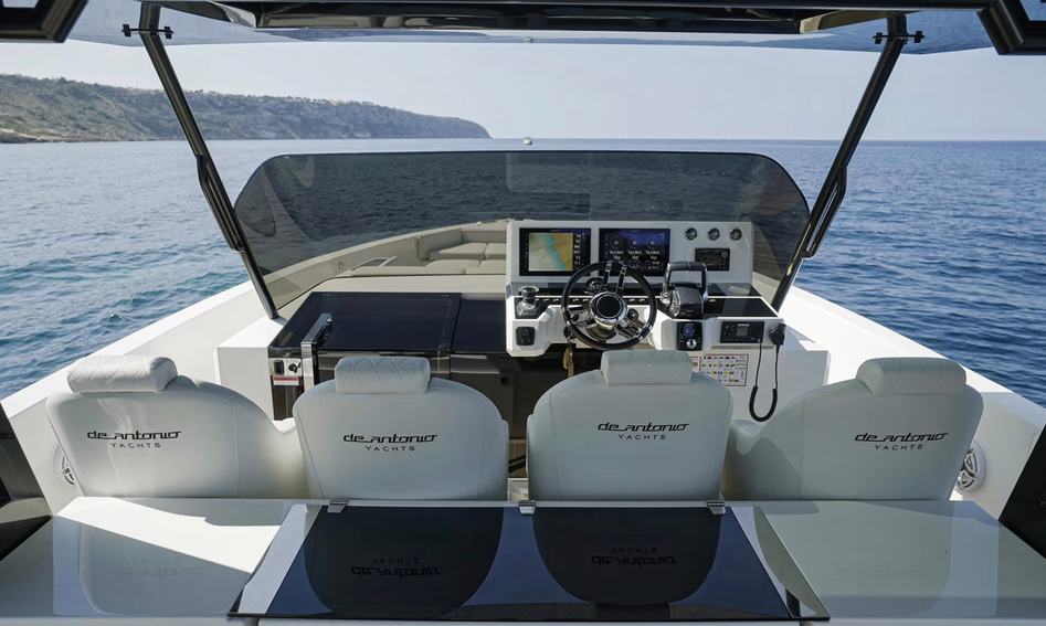 De Antonio D42 Open , Helm Station