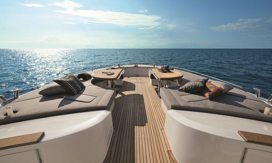 Monte Carlo Yachts MCY 80, Deck Area