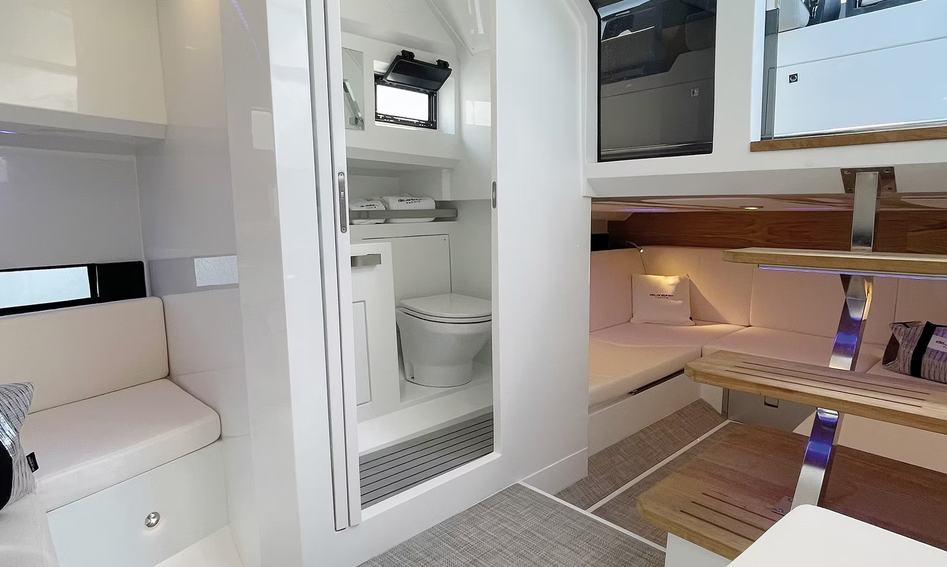 De Antonio D36 Open, Interior