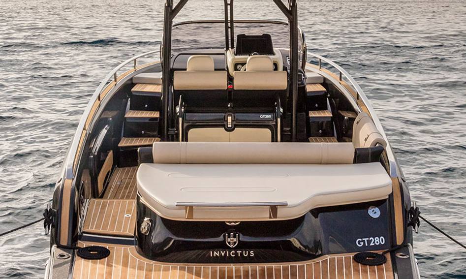 Invictus GT280, Helm Station