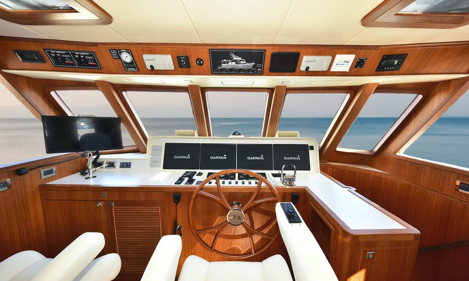 Outer Reef 740 Deluxbridge Motoryacht, Helm Station