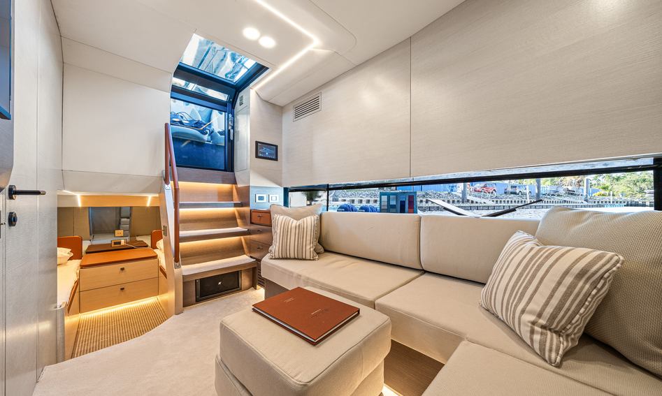 Manari 52, Interior