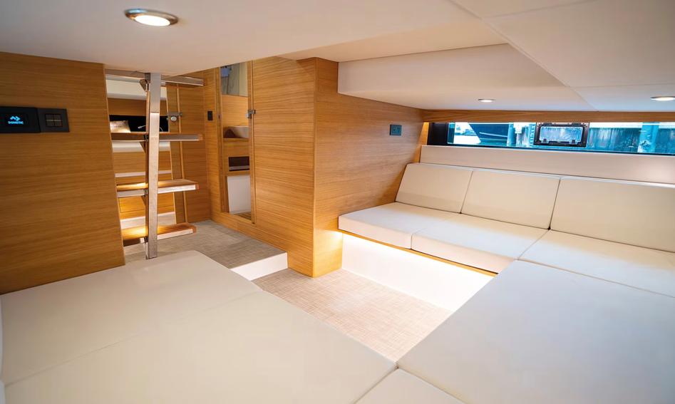 De Antonio D42 Open , Interior