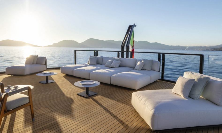 Mangusta Oceano 44, Deck Area