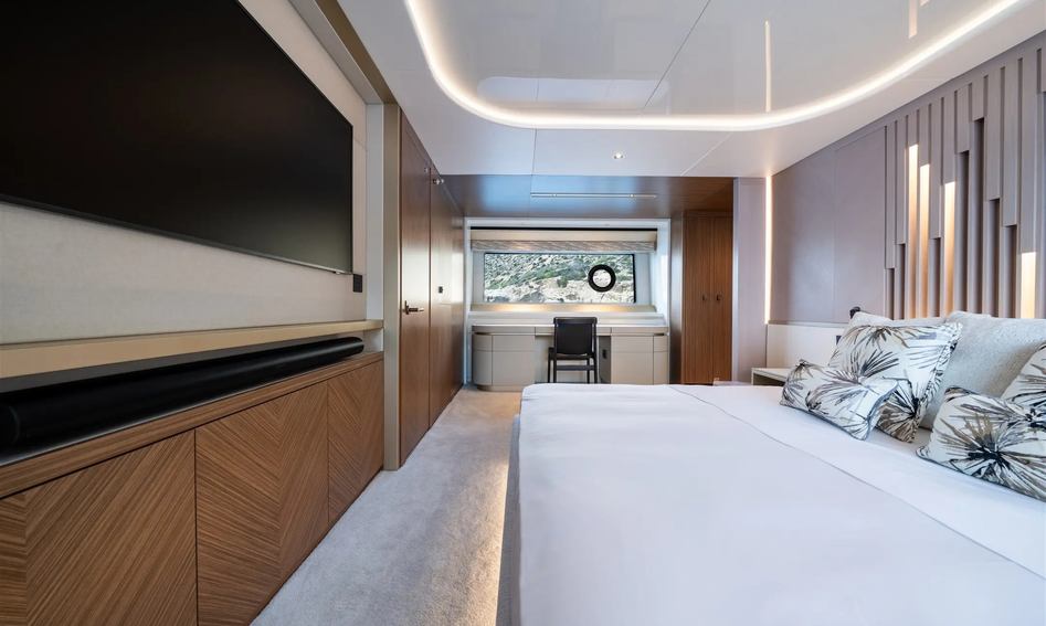 Sunseeker 82 Ocean Enclosed, Interior