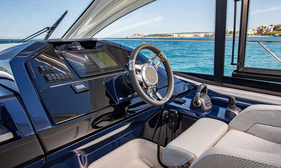 Beneteau Gran Turismo 45, Helm Station