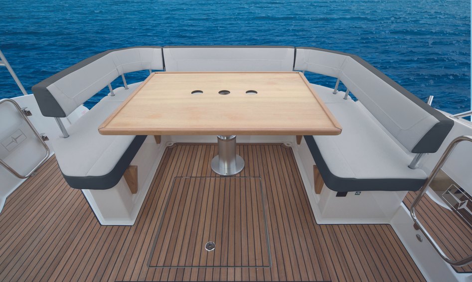 Bavaria S40 Open, Deck Area