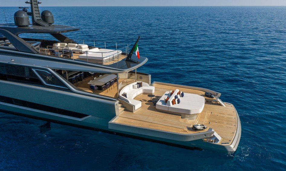 ISA Viper 130, Beach Club
