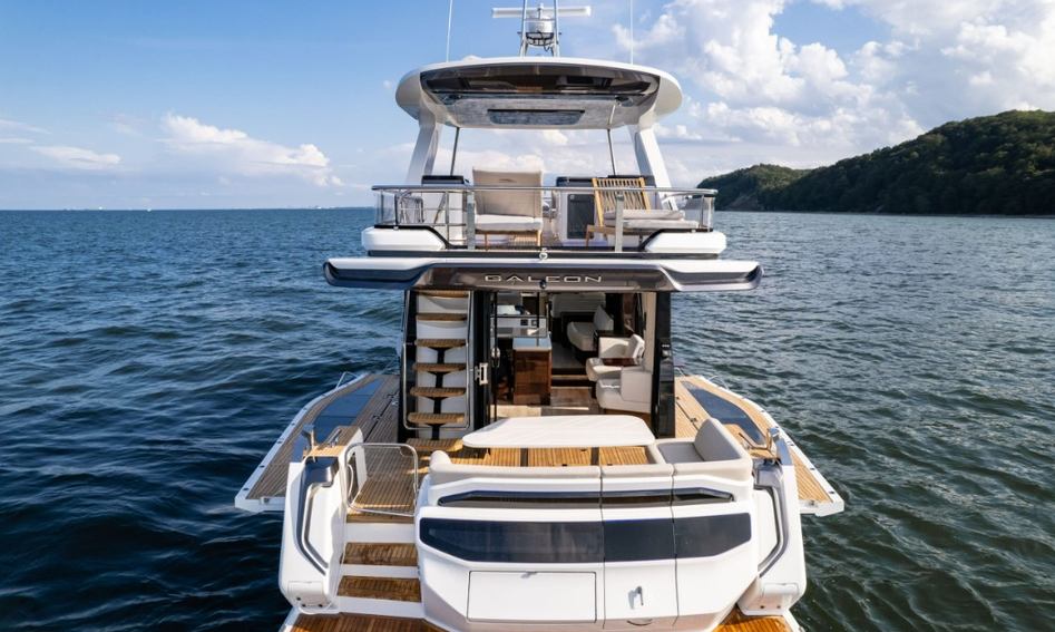 Galeon 560 Fly, Deck Area