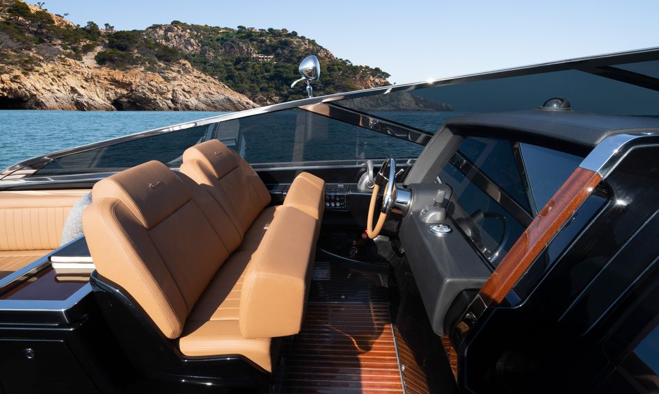 Riva Cento, Helm Station