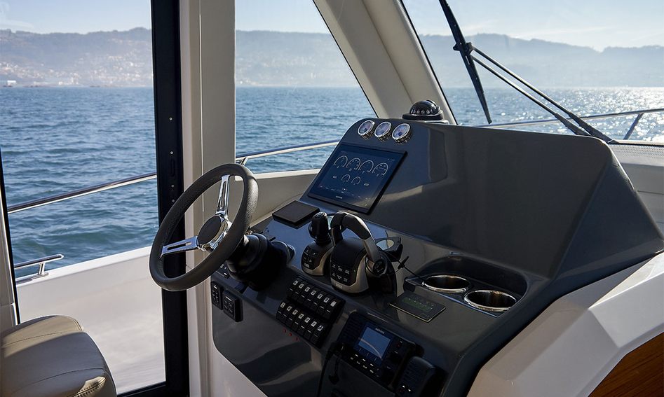 Rodman 1290 Evolution, Helm Station