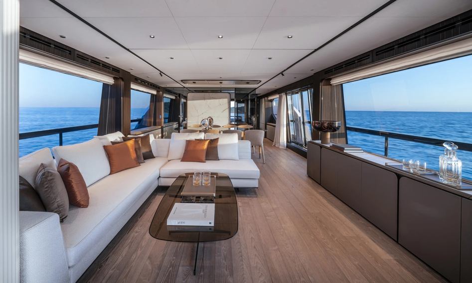 Ferretti 940, Interior