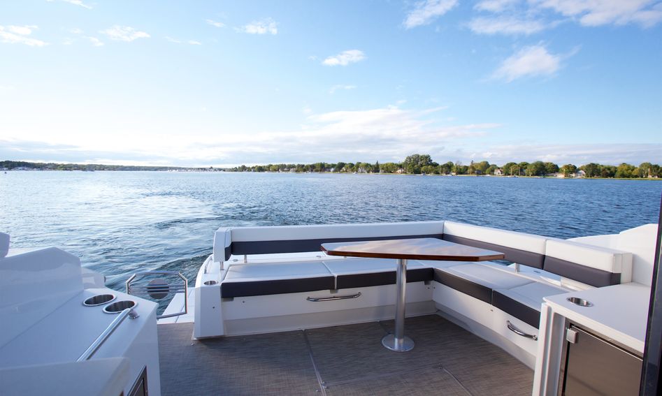 Cruisers 46 Cantius, Deck Area