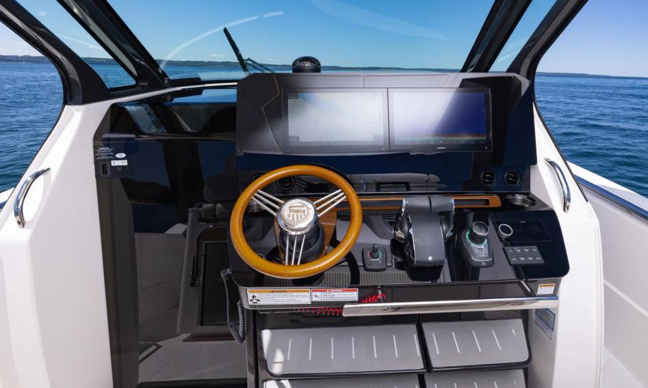 Tiara 35LS, Helm Station