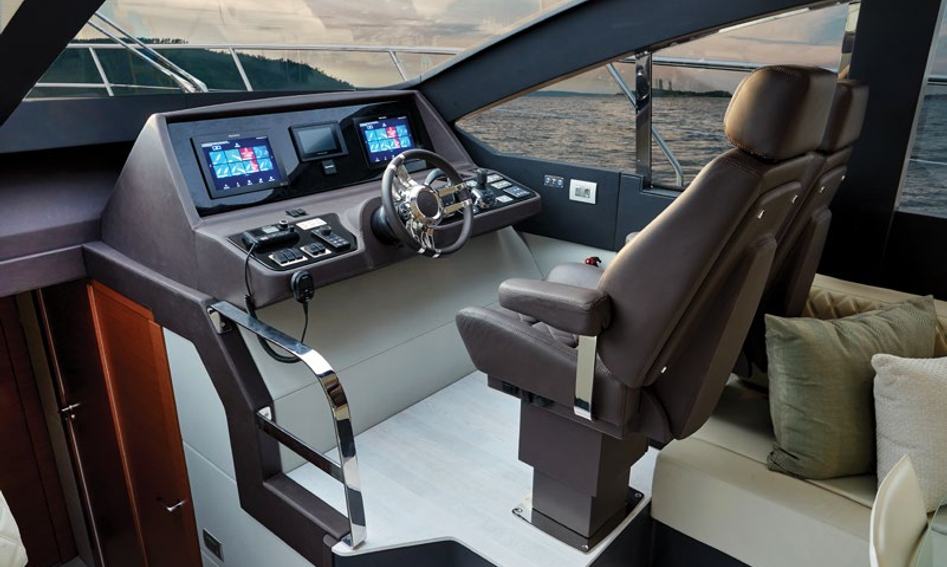 Schaefer Yachts Schaefer 660, Helm Station