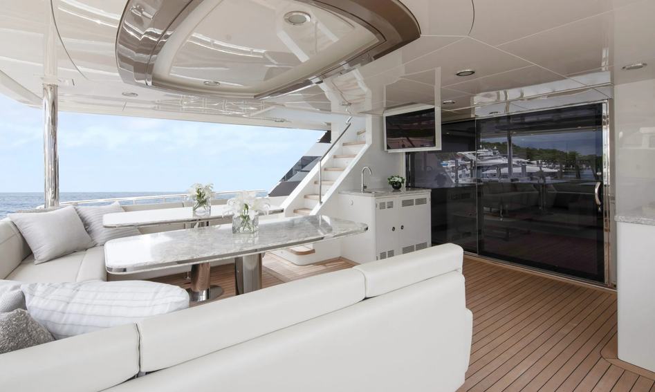 Ocean Alexander 32L, Deck Area