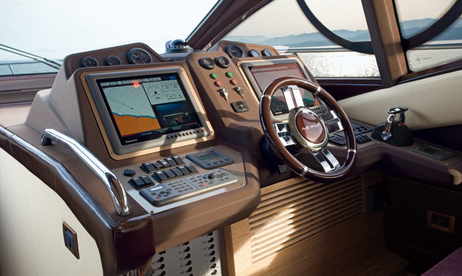 Azimut 53 Gen 1, Helm Station