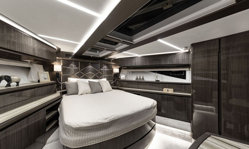 Galeon 650 Skydeck, Accommodation