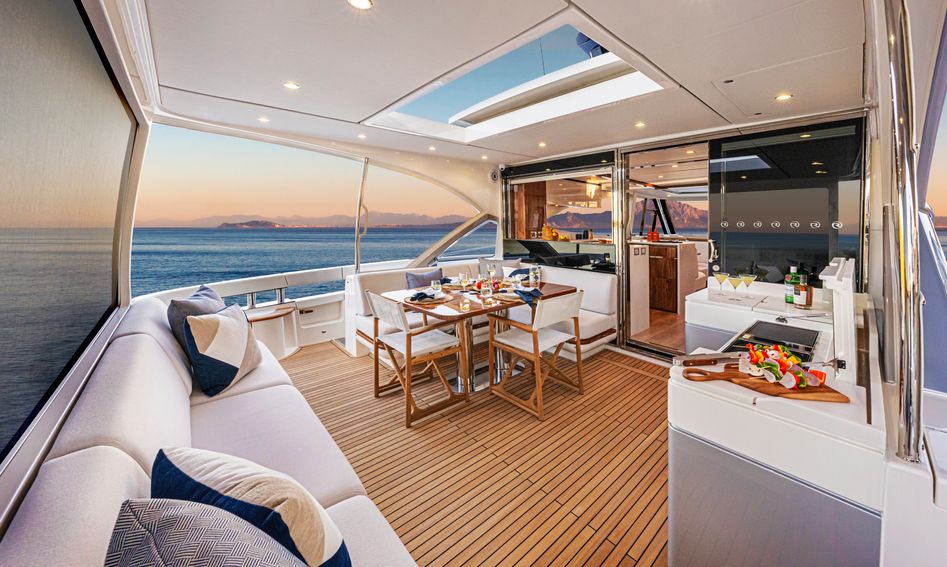 Riviera 6800 Sport Yacht Platinum Edition, Deck Area