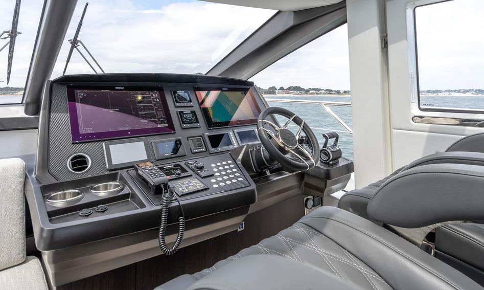 Sunseeker 74 Sport Yacht XPS, Helm Station