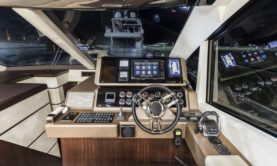 Galeon 560 Skydeck, Helm Station