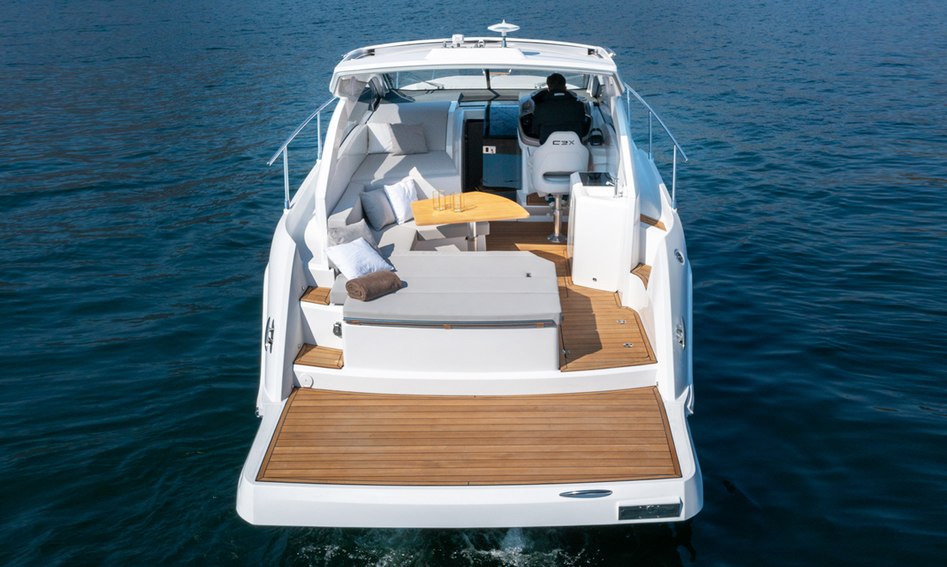 Sessa Marine C3X-IB, Deck Area