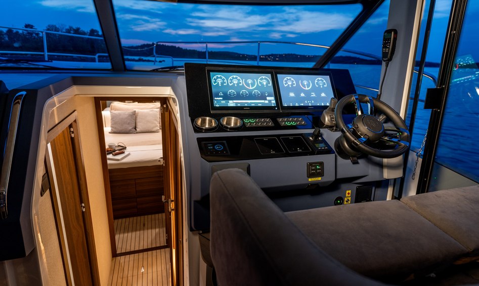 Marex 440 Scandinavia , Helm Station