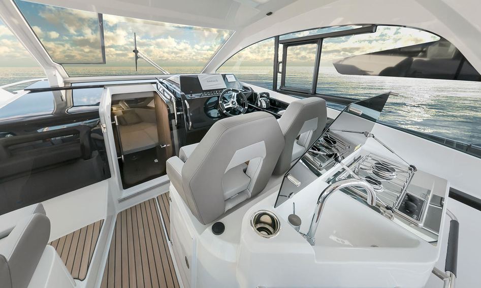 Beneteau Gran Turismo 32, Helm Station