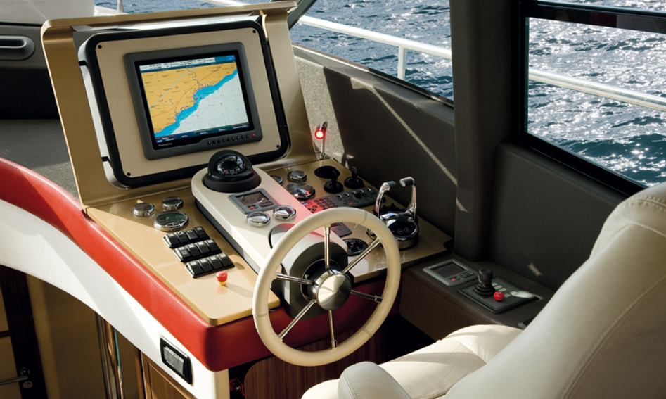 Azimut Magellano 50, Helm Station