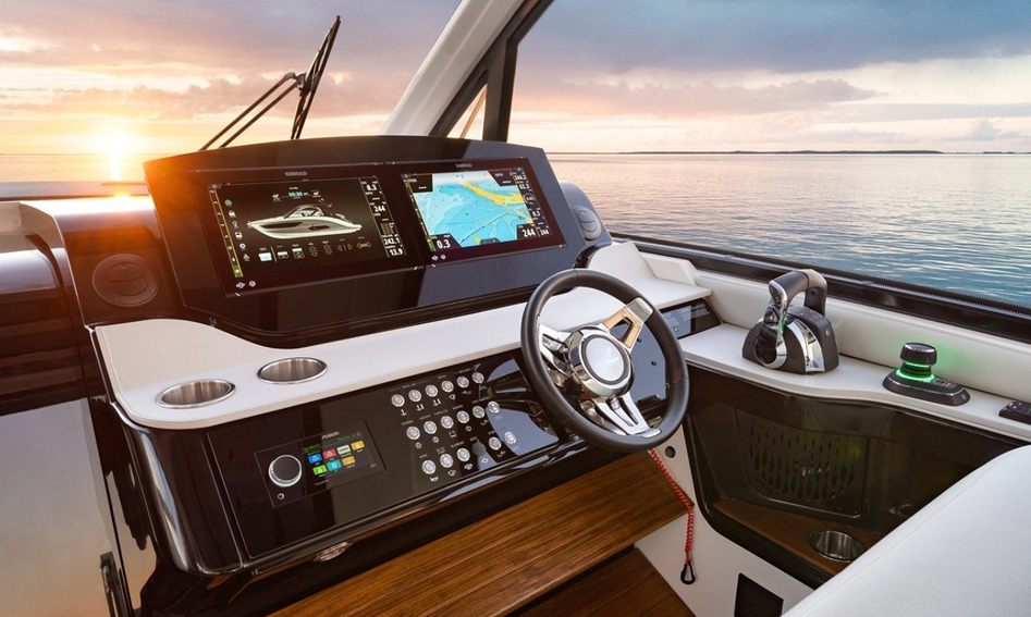 Sea Ray Sundancer 370 Mk4, Helm Station