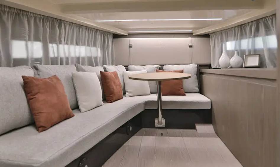 Invictus GT320S, Interior