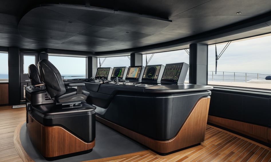 Sanlorenzo 74Steel , Helm Station