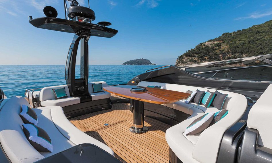 Riva 63&#039; Virtus, Deck Area