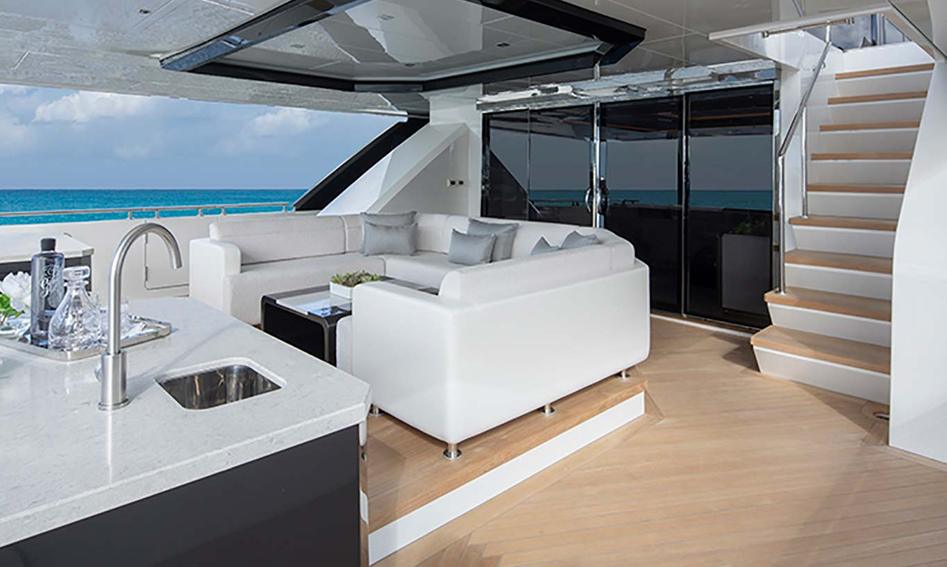 Ocean Alexander 35R, Deck Area